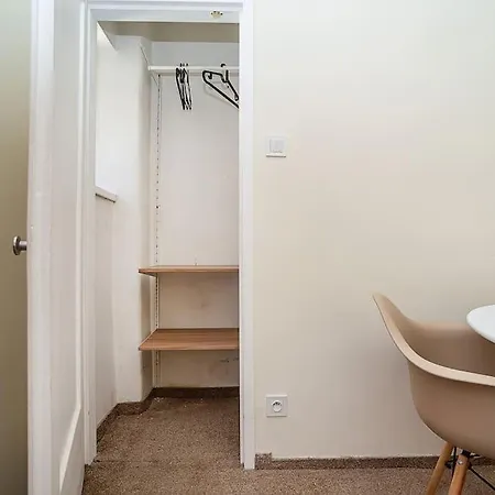 Modern, Bright In A Great Location شقة