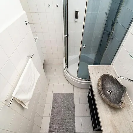 Modern, Bright In A Great Location Prag