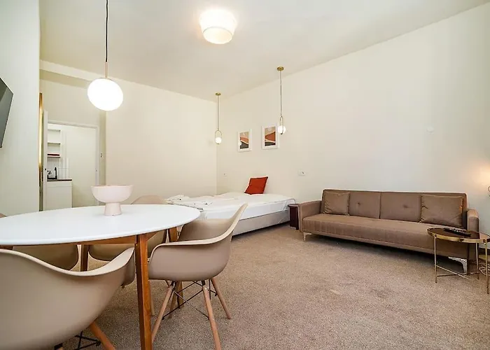 Modern, Bright In A Great Location *