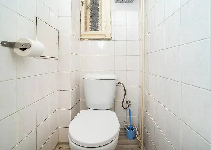 Modern, Bright In A Great Location *