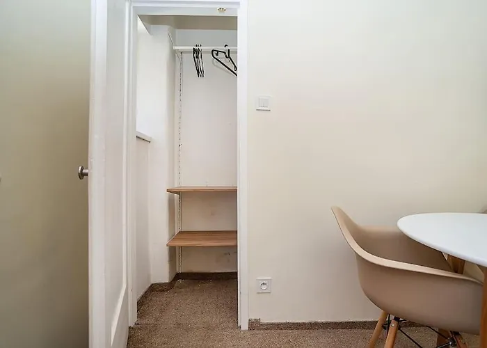 Modern, Bright In A Great Location דירה