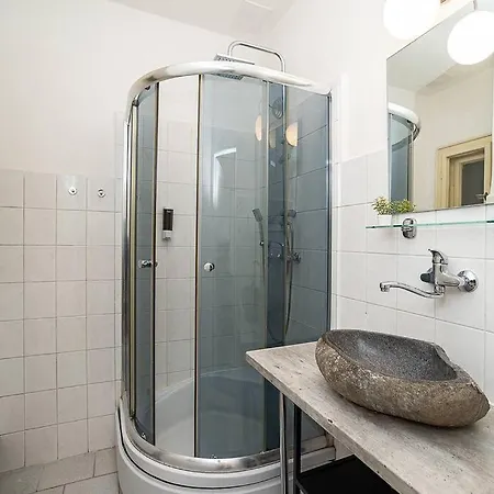 Modern, Bright In A Great Location Апартаменты Прага