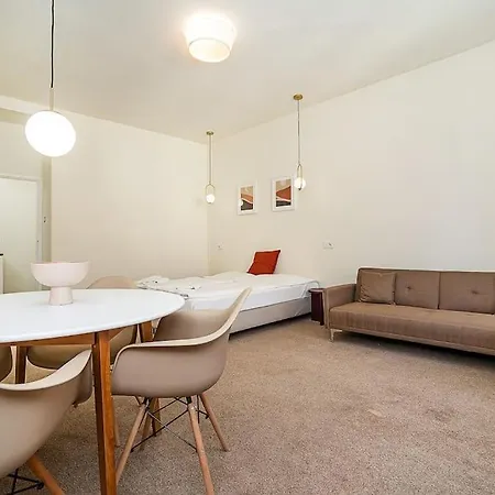 Modern, Bright In A Great Location *